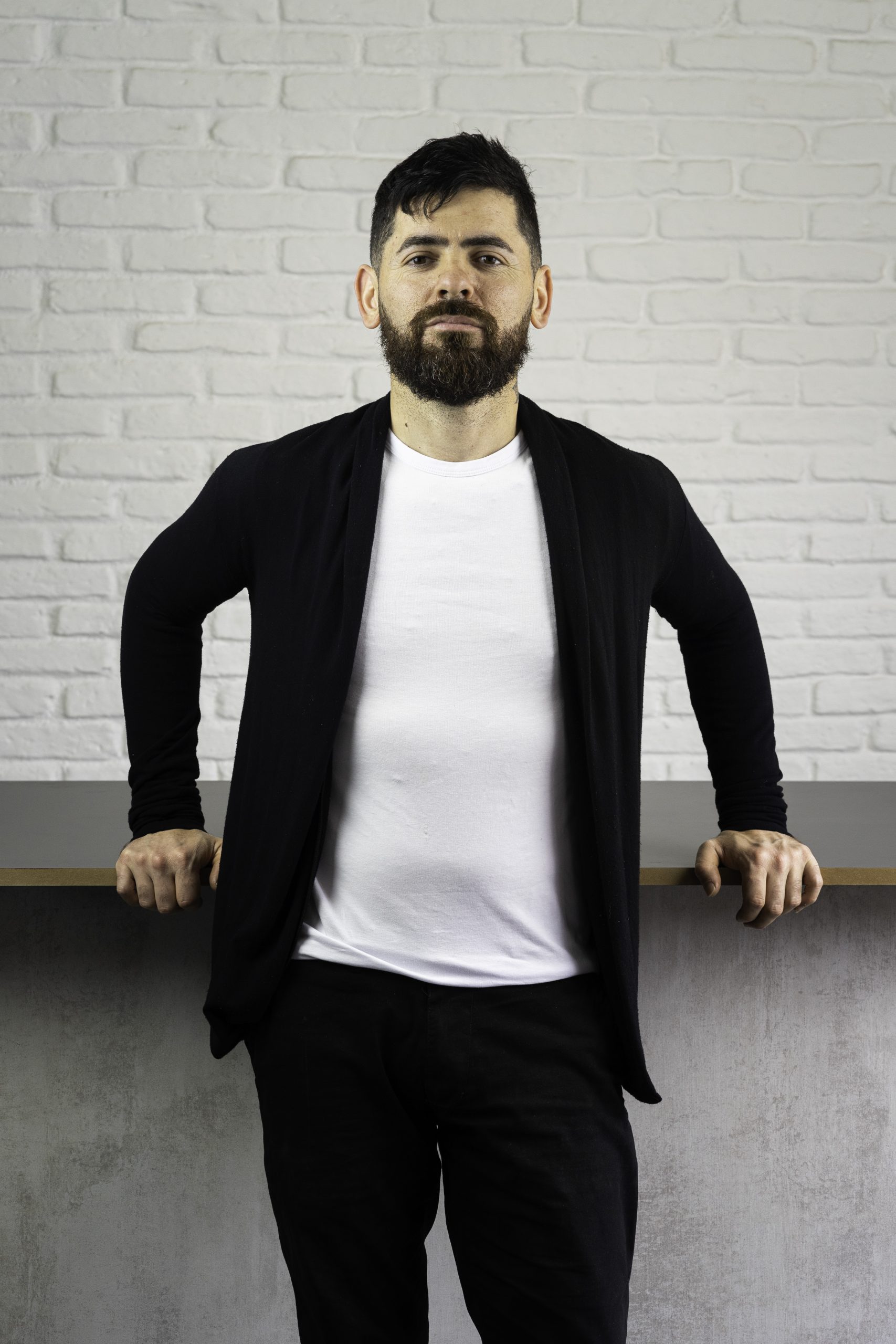 hombre apoyado sobre madera